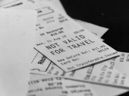 Ein Stapel Papierbelege, davon einer mit dem Vermerk 'Not valid for travel', fotografiert für Artikel über Quittungen.