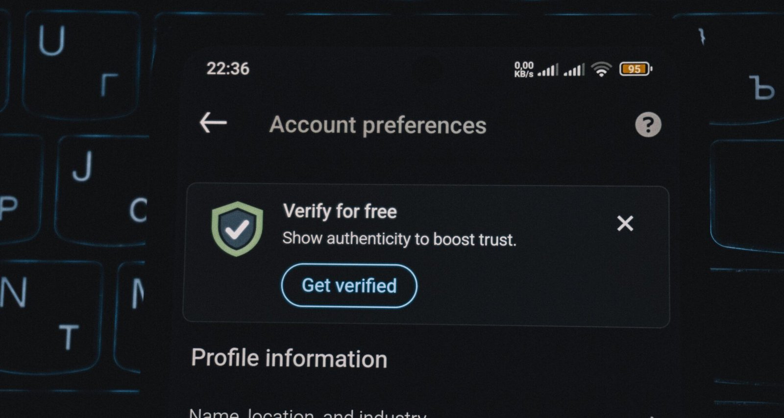Screenshot eines Account-Einstellungen-Bildschirms mit eingeblendeter Aufforderung zur Verifizierung auf einer Benutzeroberfläche