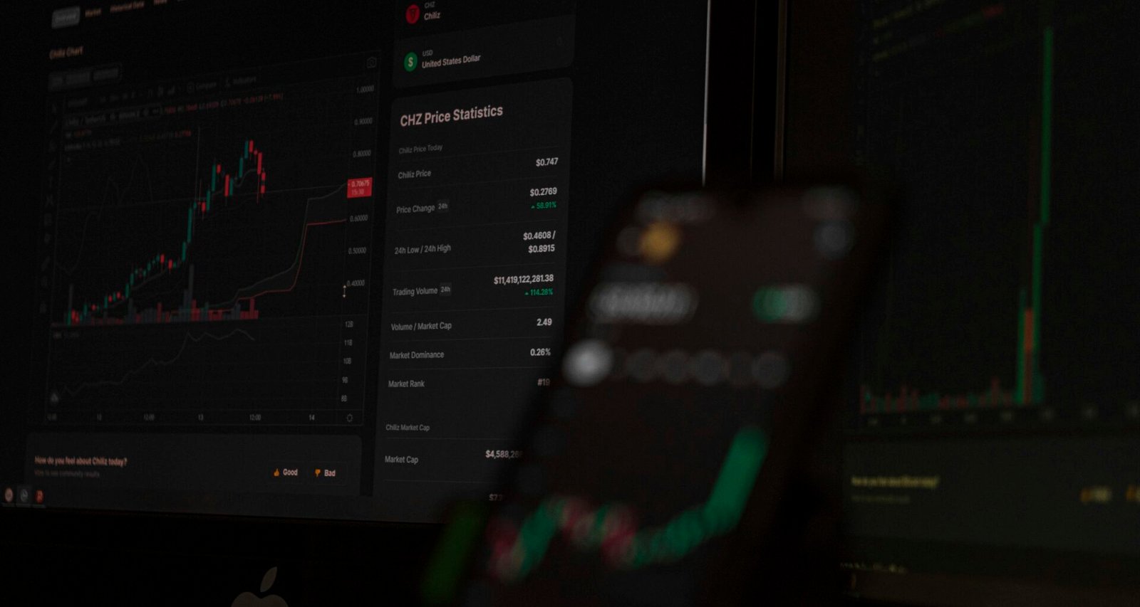 Schwarzes und rotes Audio-Mischpult mit zahlreichen Reglern und Tasten für präzise Tonsteuerung in einem Studio.