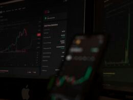 Schwarzes und rotes Audio-Mischpult mit zahlreichen Reglern und Tasten für präzise Tonsteuerung in einem Studio.