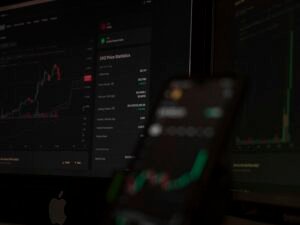 Schwarzes und rotes Audio-Mischpult mit zahlreichen Reglern und Tasten für präzise Tonsteuerung in einem Studio.