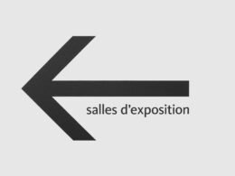Schwarzer Schriftzug 'salles d'exposition' vor minimalistischem, hellen Hintergrund in einer modernen Ausstellung.