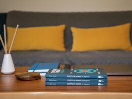 Blaues und gelbes Buch auf braunem Holztisch, passend zu einem Technik- oder Marketing-Artikel