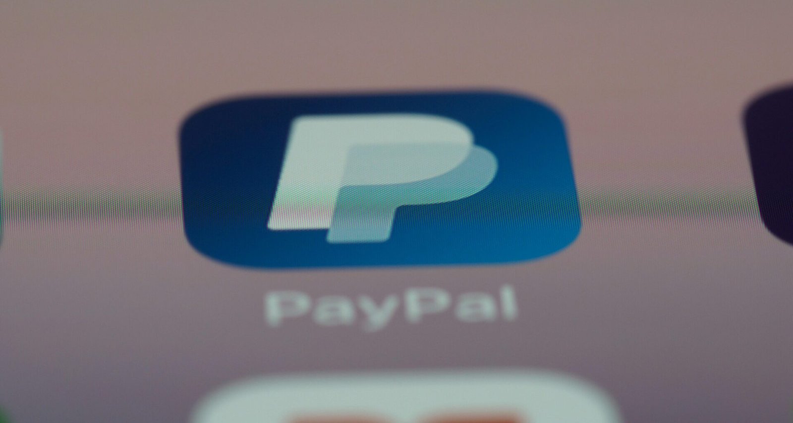 Blau-weißes Logo wird auf dem Monitor eines Computers angezeigt, stellt digitales Branding und Technikbezug dar