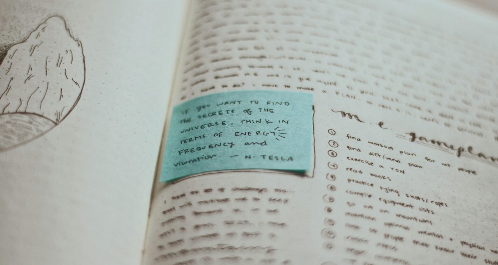 Eine blaue Karte liegt auf einem offenen Buch – Symbol für Wissenstransfer in digitalen Zeiten