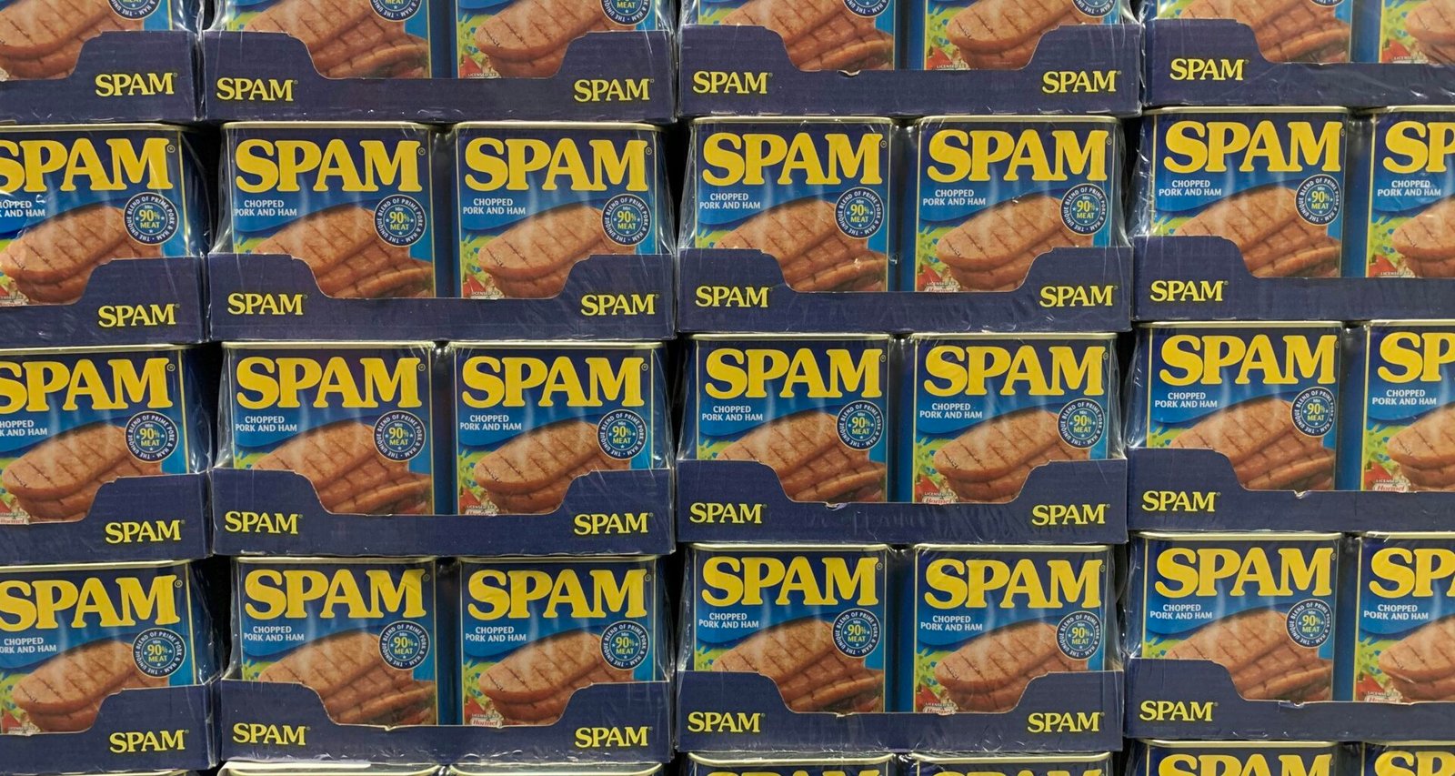 Mehrere blaue und braune Kartons aus Pappe, gestapelt und bereit für den Versand oder die Lagerung.