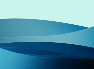 Abstrakter Farbverlauf mit weichen, blauen Wellenlinien als modernes Designelement für digitale Themen.