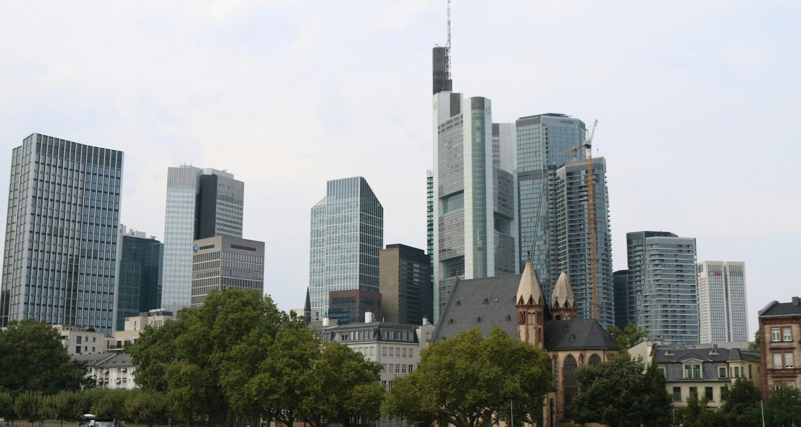Blick auf eine große Stadt mit zahlreichen hohen Gebäuden und dichter moderner Architektur bei Tageslicht