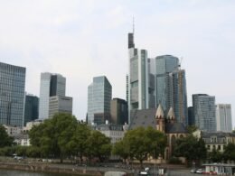 Blick auf eine große Stadt mit zahlreichen hohen Gebäuden und dichter moderner Architektur bei Tageslicht
