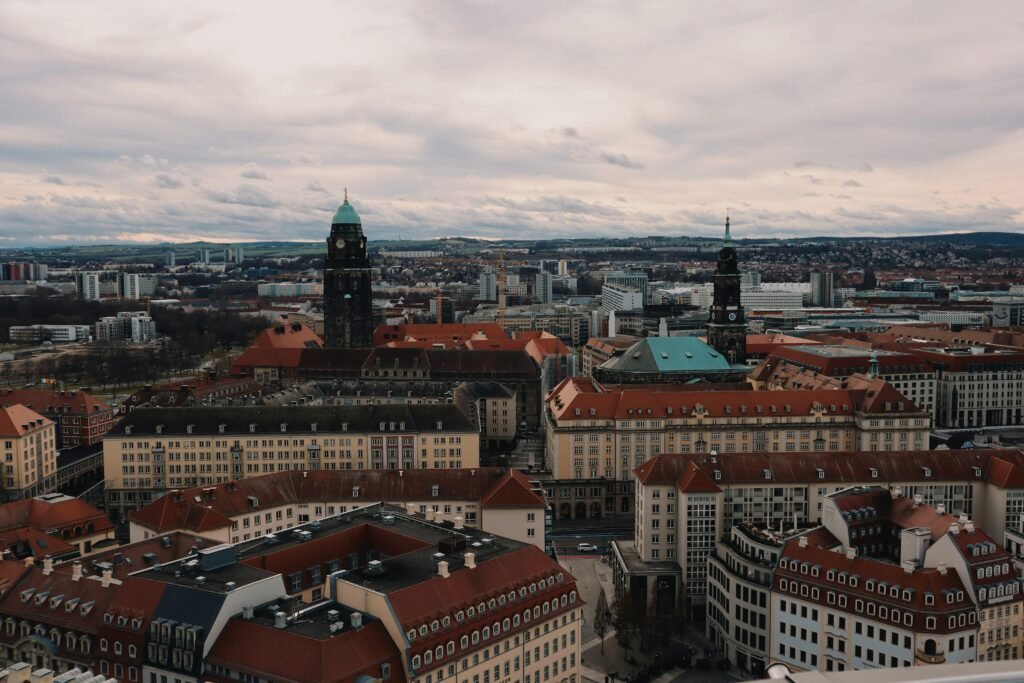 Blick von einem Hochhaus über die Dächer einer Großstadt mit klarer Sicht auf die urbane Skyline und Gebäude
