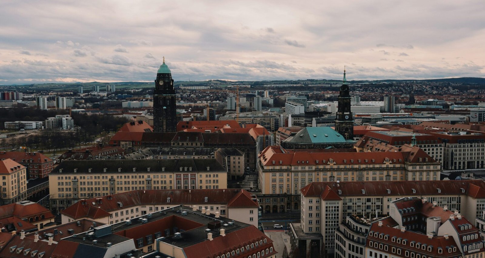 Blick von einem Hochhaus über die Dächer einer Großstadt mit klarer Sicht auf die urbane Skyline und Gebäude