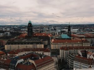 Blick von einem Hochhaus über die Dächer einer Großstadt mit klarer Sicht auf die urbane Skyline und Gebäude