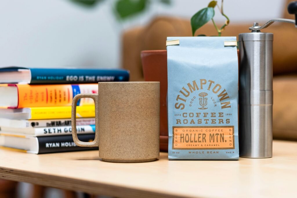 Braune und weiße Kaffeebox steht auf einer hellen Fläche und zeigt modernes Verpackungsdesign mit klaren Linien.