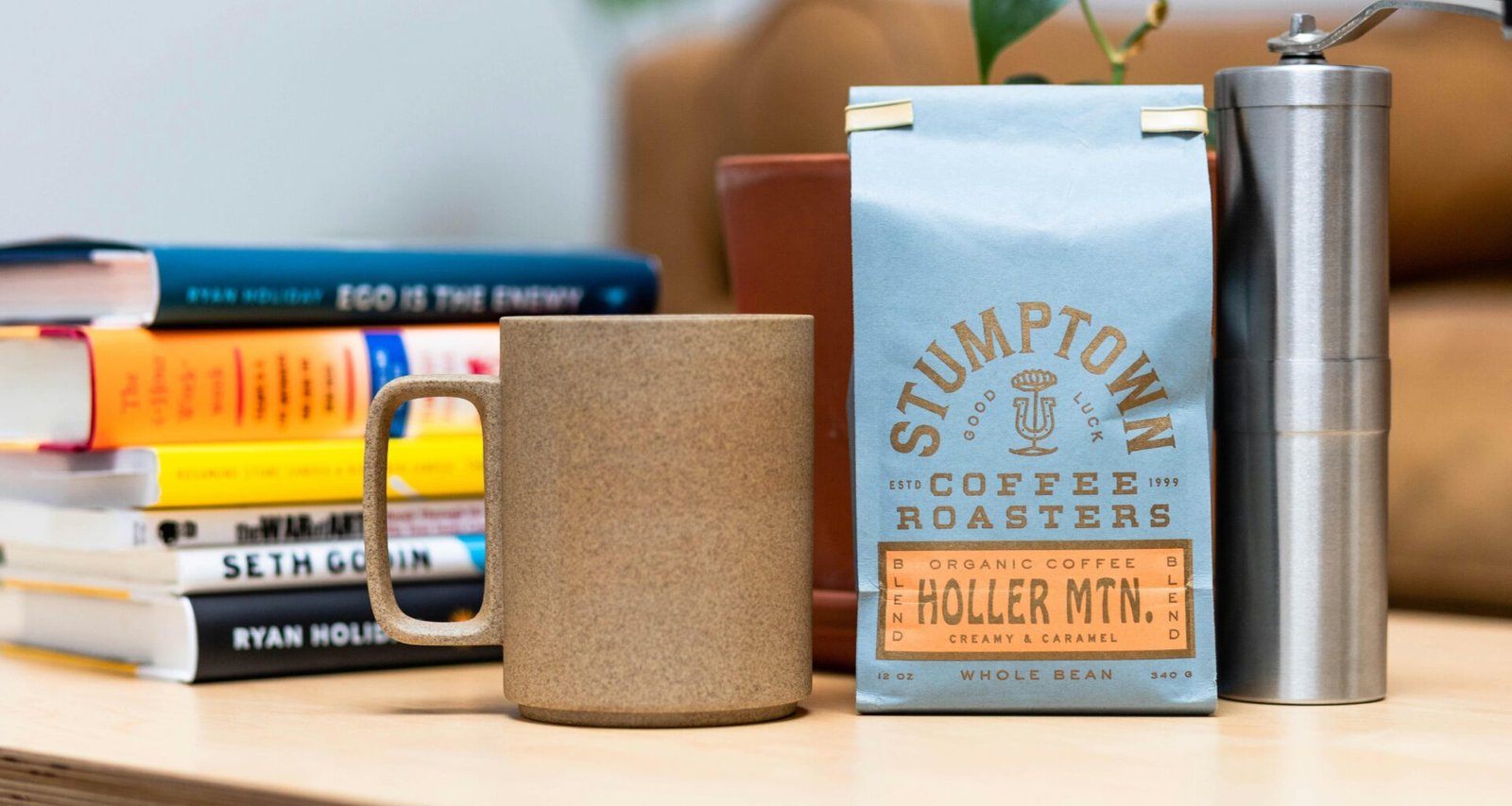 Braune und weiße Kaffeebox steht auf einer hellen Fläche und zeigt modernes Verpackungsdesign mit klaren Linien.