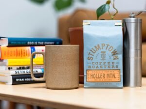 Braune und weiße Kaffeebox steht auf einer hellen Fläche und zeigt modernes Verpackungsdesign mit klaren Linien.