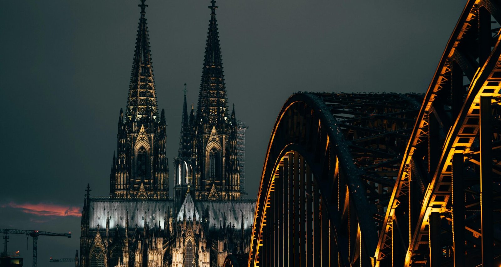 Braune Metallbrücke aus Stahl spannt sich über einen ruhigen Fluss, umgeben von natürlicher Landschaft, fotografiert von Omar Ramadan.