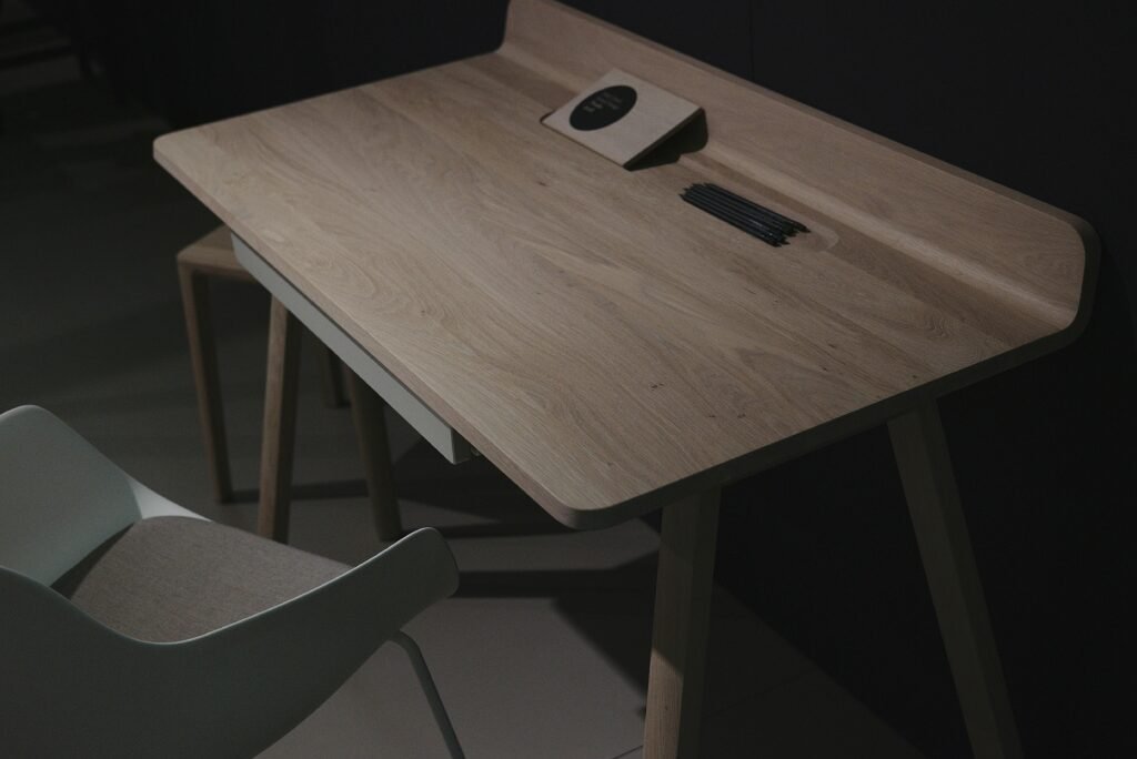 Brauner Holztisch mit glatter Oberfläche, geeignet als Schreibtisch für Büro oder Arbeitszimmer, minimalistisch gestaltet