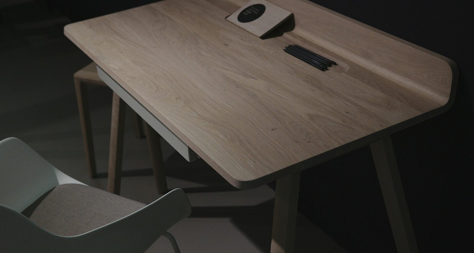 Brauner Holztisch mit glatter Oberfläche, geeignet als Schreibtisch für Büro oder Arbeitszimmer, minimalistisch gestaltet