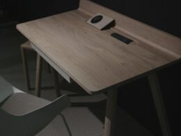 Brauner Holztisch mit glatter Oberfläche, geeignet als Schreibtisch für Büro oder Arbeitszimmer, minimalistisch gestaltet