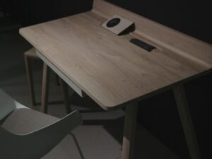 Brauner Holztisch mit glatter Oberfläche, geeignet als Schreibtisch für Büro oder Arbeitszimmer, minimalistisch gestaltet