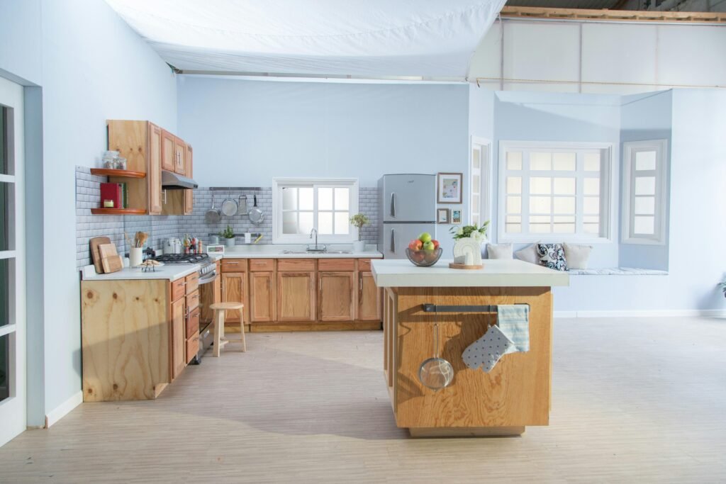 Brauner Holz-Küchenschrank steht an einer weißen Wand, modernes und schlichtes Küchendesign mit natürlichem Material.