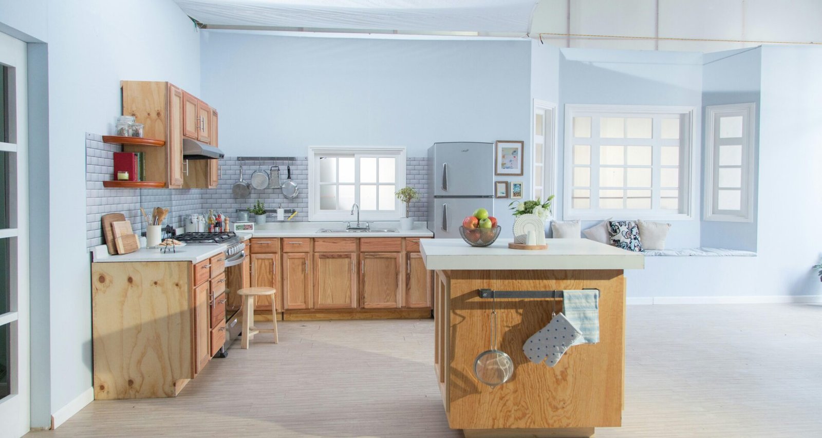 Brauner Holz-Küchenschrank steht an einer weißen Wand, modernes und schlichtes Küchendesign mit natürlichem Material.