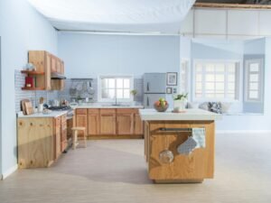 Brauner Holz-Küchenschrank steht an einer weißen Wand, modernes und schlichtes Küchendesign mit natürlichem Material.