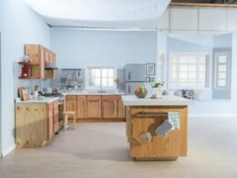 Brauner Küchenschrank aus Holz an einer weißen Wand, minimalistisches und modernes Küchendesign für stilvolle Wohnräume.