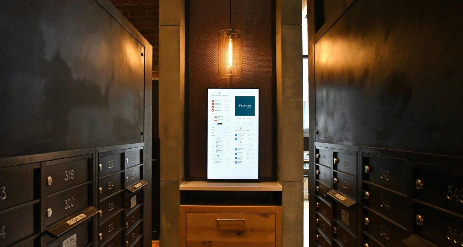 Brauner Holzschrank mit mehreren Stapeln weißem Druckerpapier in einem schlicht eingerichteten Büro