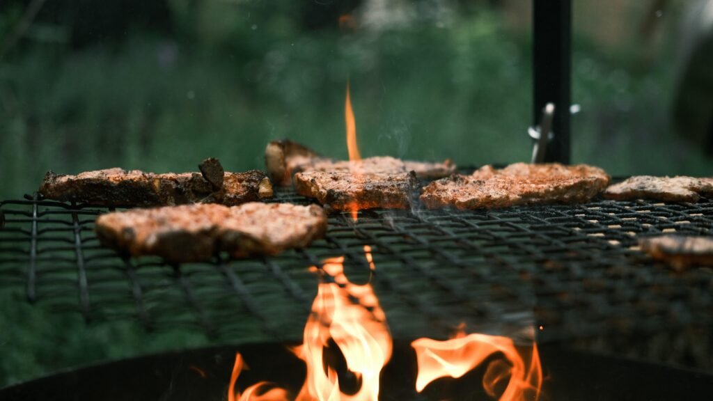 Brauner und schwarzer Holzkohlegrill mit Deckel, freistehend, im Freien stehend, aufgenommen von Marc Kleen