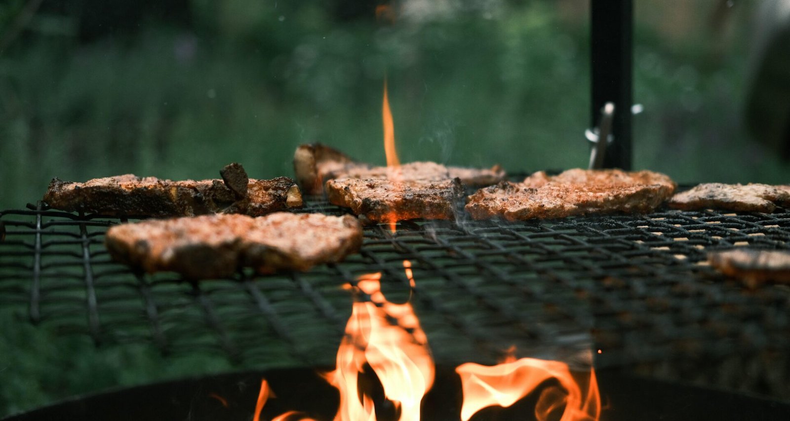 Brauner und schwarzer Holzkohlegrill mit Deckel, freistehend, im Freien stehend, aufgenommen von Marc Kleen