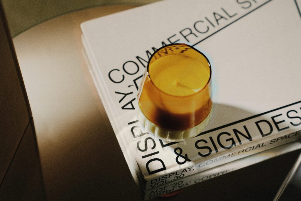 Nahaufnahme eines handgeschriebenen Briefs auf einem Holztisch mit Stift, verwendet als Symbolbild für Kommunikation