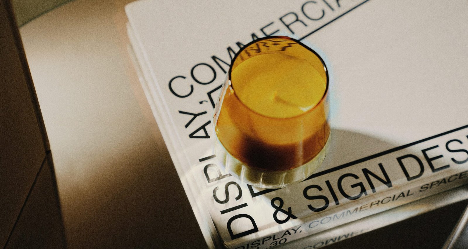 Nahaufnahme eines handgeschriebenen Briefs auf einem Holztisch mit Stift, verwendet als Symbolbild für Kommunikation