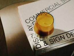 Ein offener Brief auf einem Tisch, fotografiert aus der Vogelperspektive. Geeignet als Symbol für Kommunikation und Schrift.