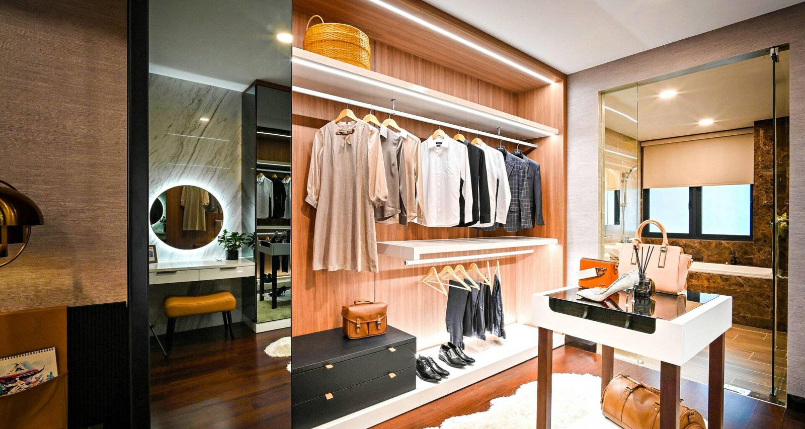 Brauner Holztisch mit mehreren Stühlen, geeignet für Besprechungen oder gemeinsames Arbeiten im Innenraum