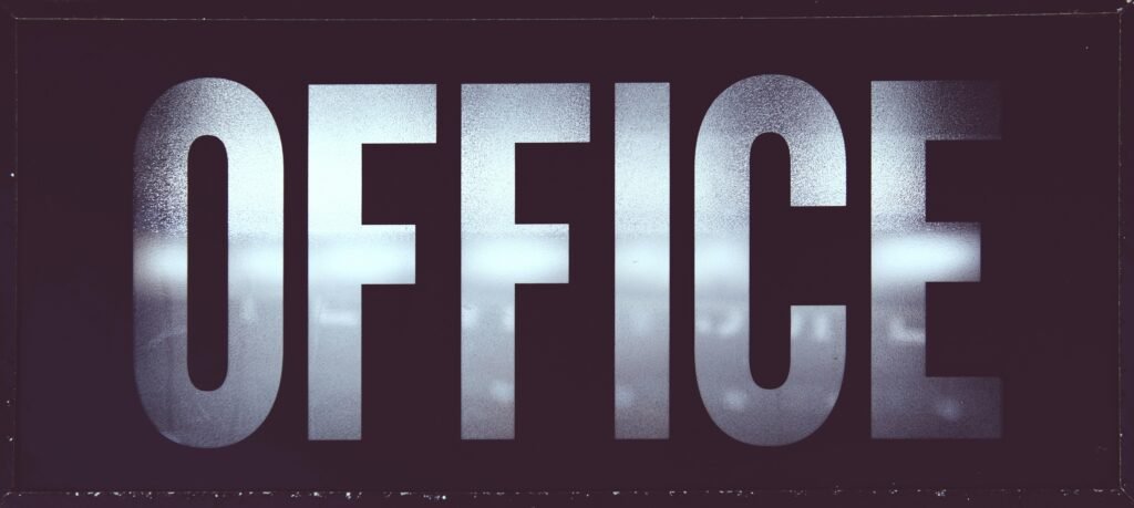 Helles, modernes Büro mit Computer, Tastatur und Schreibmaterialien auf einem Schreibtisch