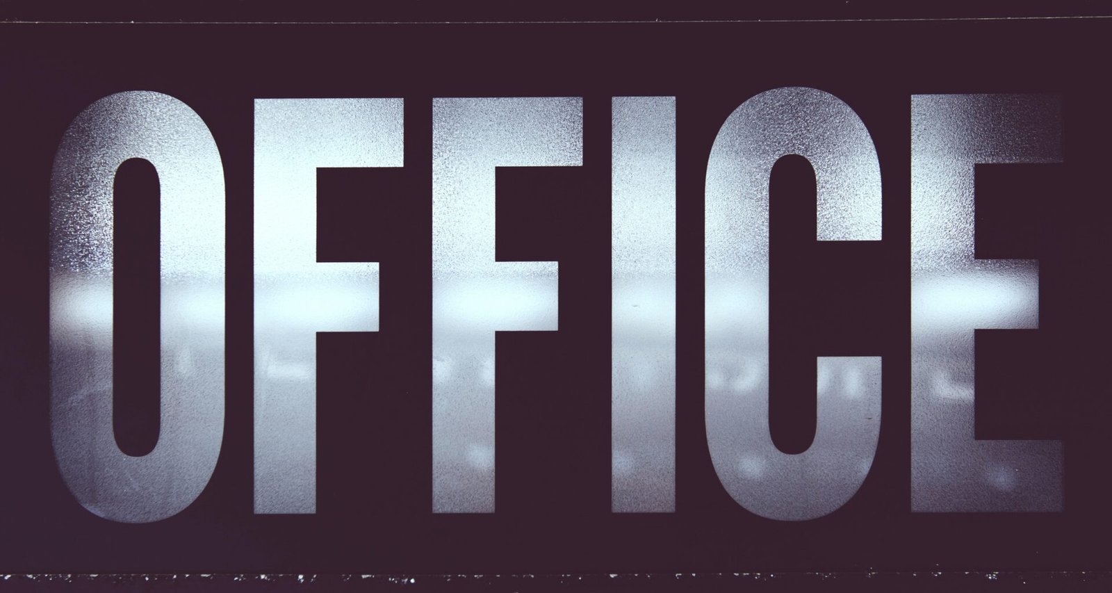 Helles, modernes Büro mit Computer, Tastatur und Schreibmaterialien auf einem Schreibtisch