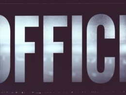 Helles, modernes Büro mit Computer, Tastatur und Schreibmaterialien auf einem Schreibtisch