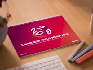 Schreibtisch mit einem Social-Media-Kalender 2016, Notizblock und Stift für Online-Marketing Planung