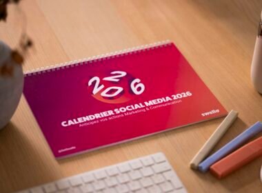 Schreibtisch mit einem Social Media Kalender aus dem Jahr 2016, geeignet zur Planung von Online-Marketing-Aktivitäten