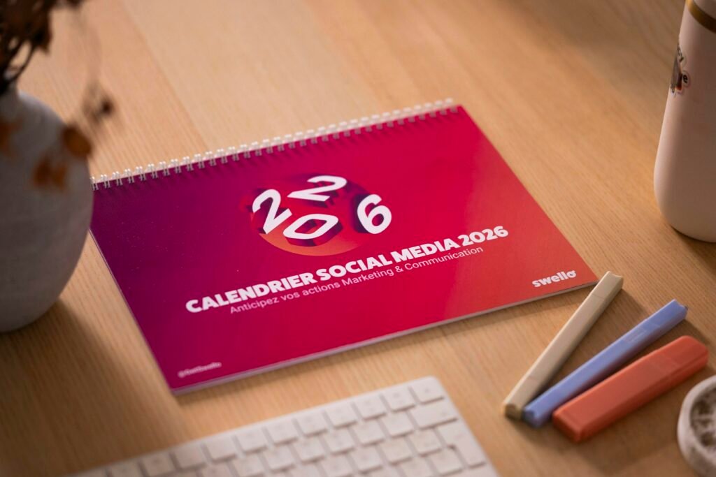 Nahaufnahme eines Social Media Redaktionskalenders 2016 auf einem weißen Schreibtisch mit Kugelschreiber