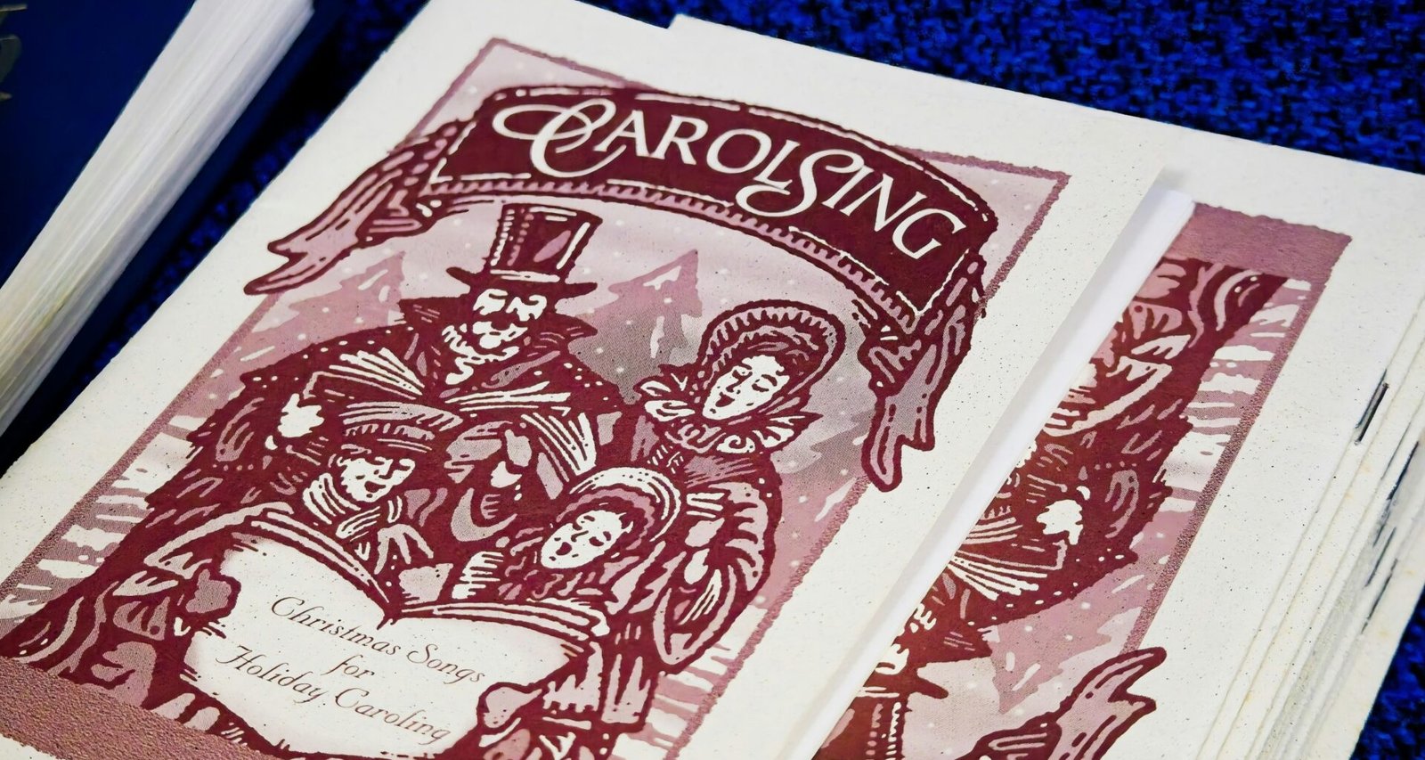 Nahaufnahme eines Carol-Singbuchs mit klassischen Vintage-Illustrationen und Liedtexten