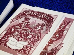 Nahaufnahme eines Carol-Singbuchs mit klassischen Vintage-Illustrationen und Liedtexten