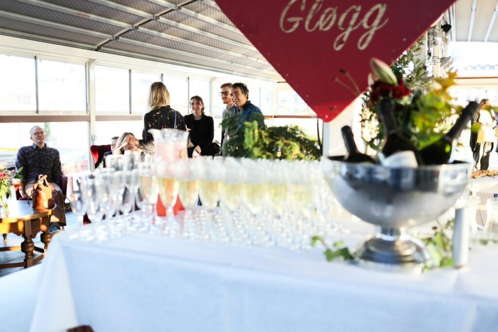 Mehrere Champagnergläser und Flaschen stehen auf einem Tisch und sorgen für festliche Atmosphäre bei einem Event.