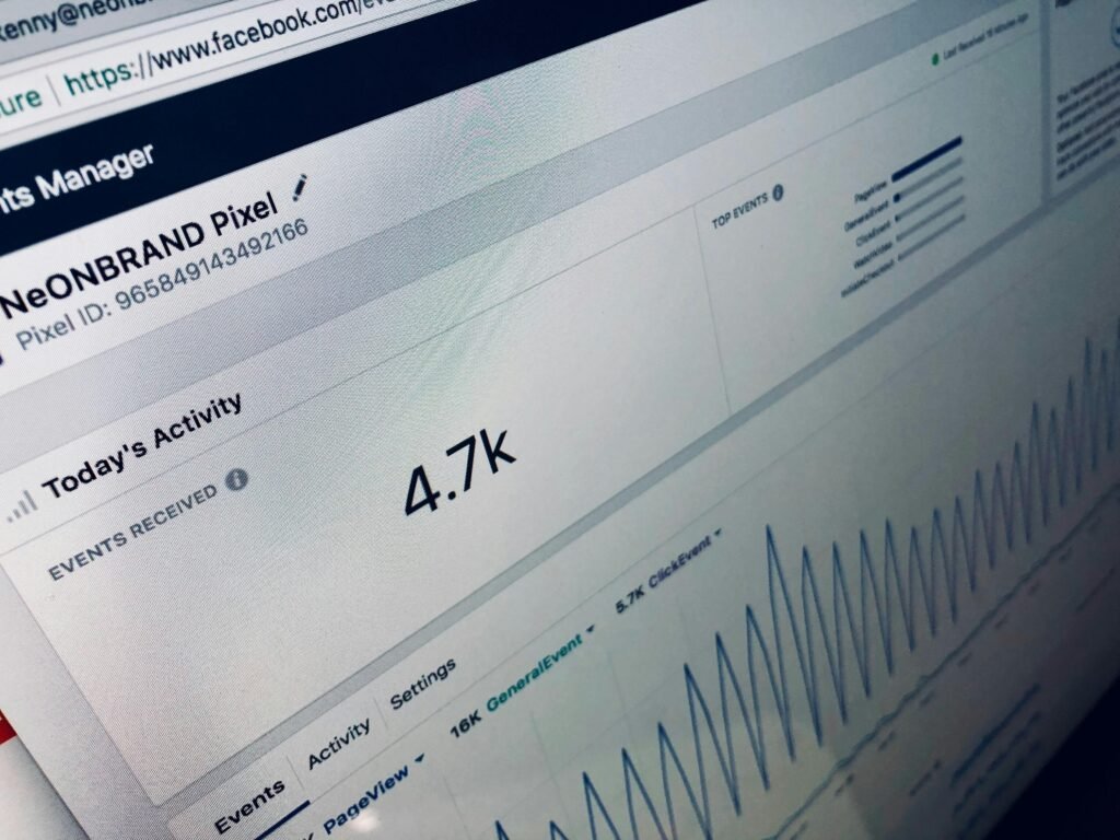 Computerbildschirm zeigt die Zahl 4.7k auf dem Display als Beispiel für Datenpräsentation im digitalen Umfeld