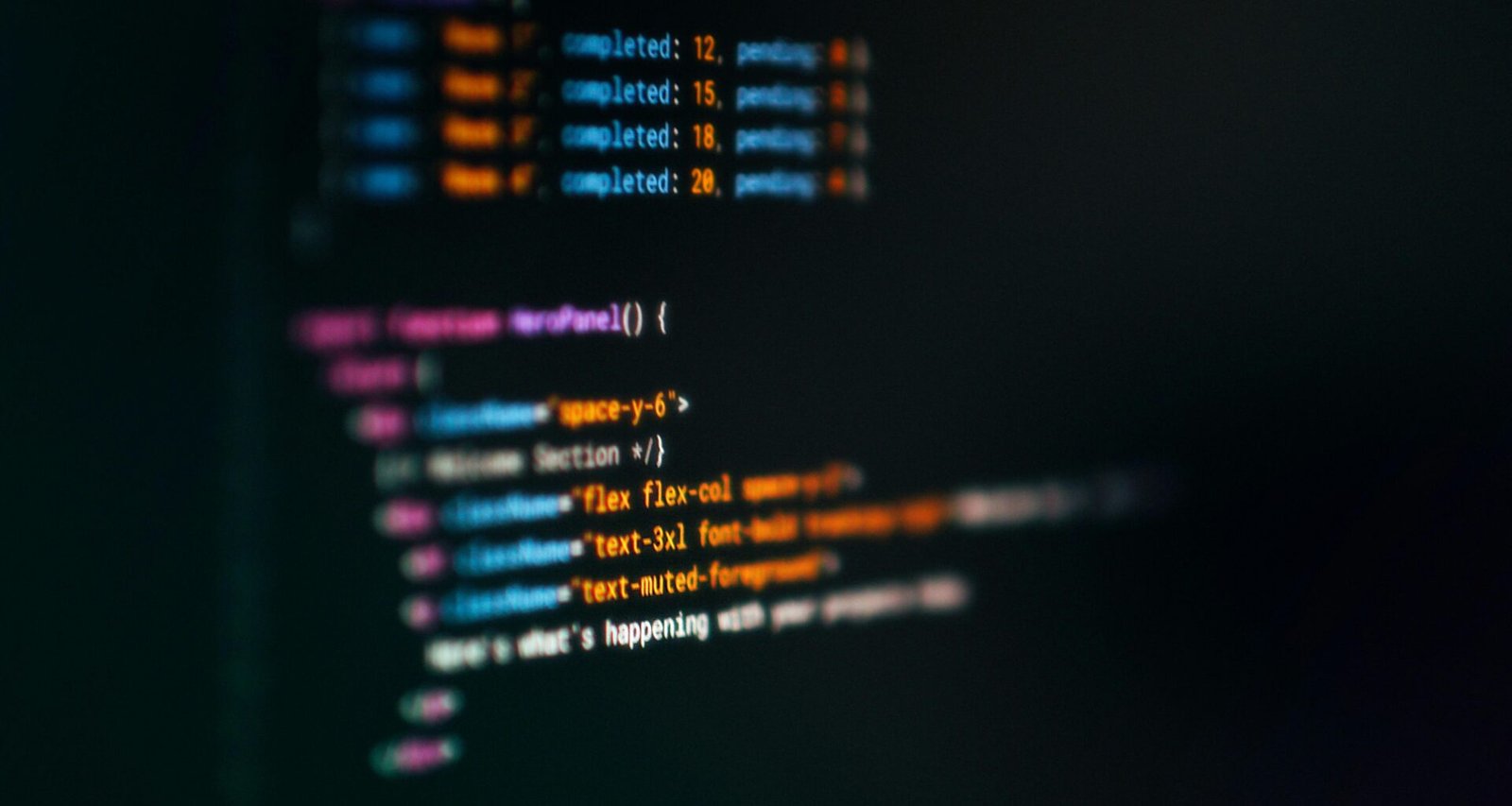 Ein Computerbildschirm zeigt bunte Code-Snippets. Das Bild veranschaulicht aktuelle Softwareentwicklung und Programmierarbeit.