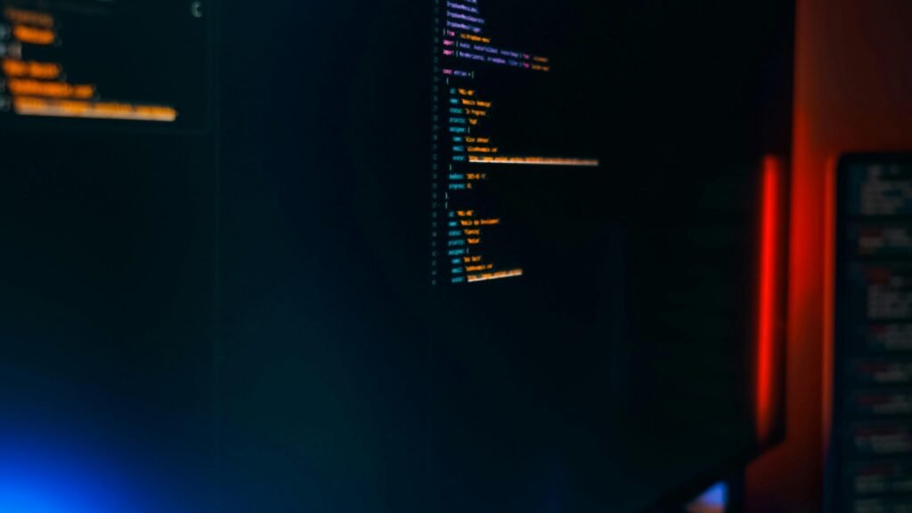 Computerbildschirm mit sichtbaren Codezeilen für Programmierung und Softwareentwicklung