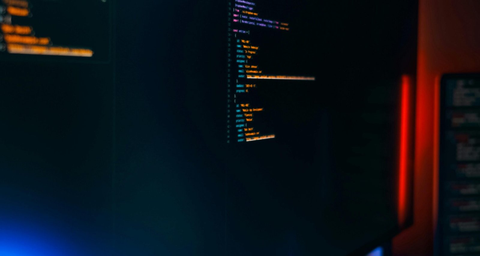 Computerbildschirm mit sichtbaren Codezeilen für Programmierung und Softwareentwicklung