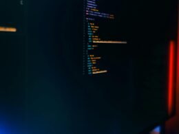 Computerbildschirm mit sichtbaren Codezeilen für Programmierung und Softwareentwicklung