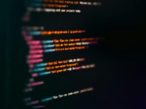 Ein Computerbildschirm mit geöffnetem Code-Editor, darauf zahlreiche Zeilen von Programmiercode, Fokus auf technischen Details.